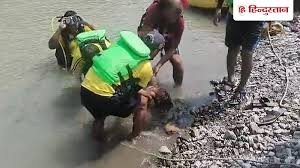 उखड़ रही सांसें लौट आई... ऋषिकेश गंगा में डूबे गुड़गांव के पर्यटक की जान कैसे बची- वीडियो
